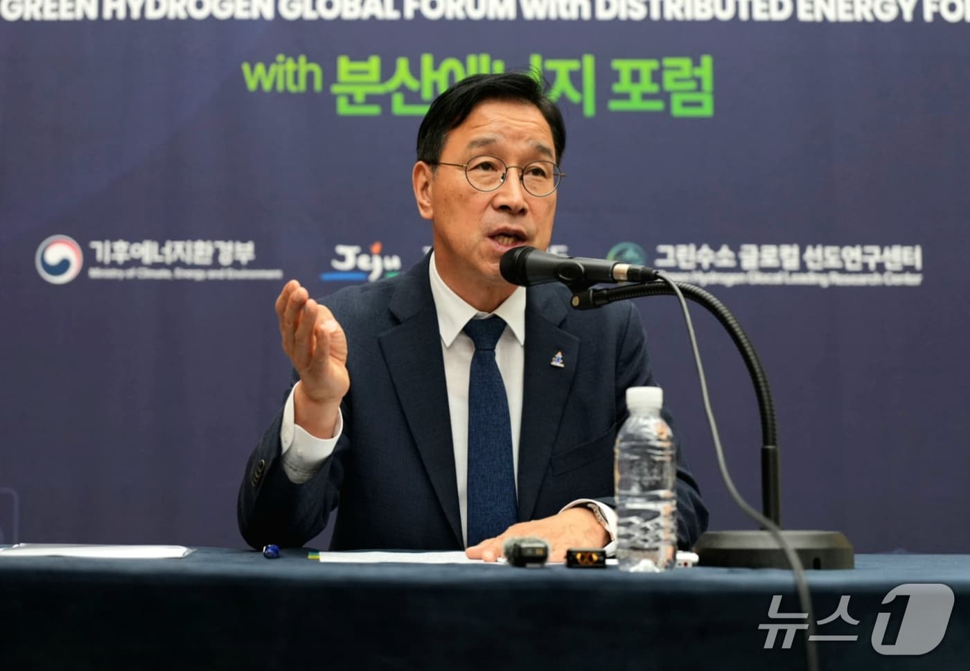 위성곤 제주도지사가 15일 제주국제컨벤션센터(ICC JEJU)에서 기자회견 뒤 뉴스1 질문에 답변하고 있다. 2026.9.16 ⓒ 뉴스1 황덕현 기후환경전문기자