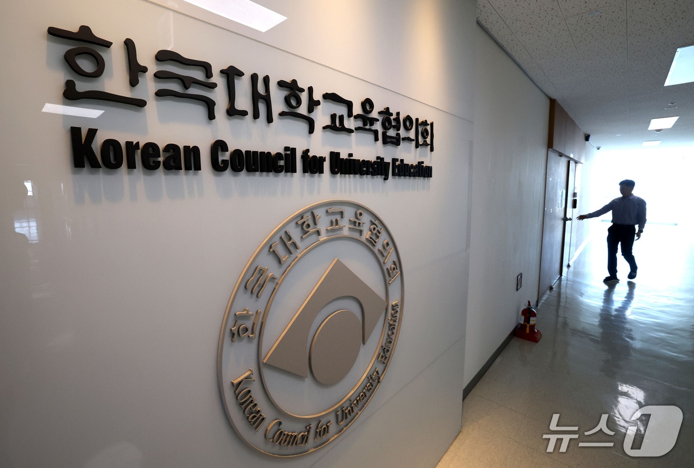 2027학년도 수시모집 시스템 장애로 원서를 접수하지 못한 수험생에 대한 구제 신청 마지막 날인 16일 서울 금천구 한국대학교육협의회에서 관계자들이 출입하고 있다. 교육부와 대학교육협의회는 “시스템 장애로 인해 원서를 접수하지 못한 수험생에 대해서는 객관적인 전산자료에 근거해 구제하되, 불공정 사례는 인정하지 않겠다”고 밝혔지만 전산 기록이 확인된 수험생만 구제하고 연장된 접수 시간에 경쟁률을 보고 낸 원서는 취소를 검토, 구제기준을 둘러싼 반발은 계속되고 있다. 2026.9.16 ⓒ 뉴스1 이광호 기자