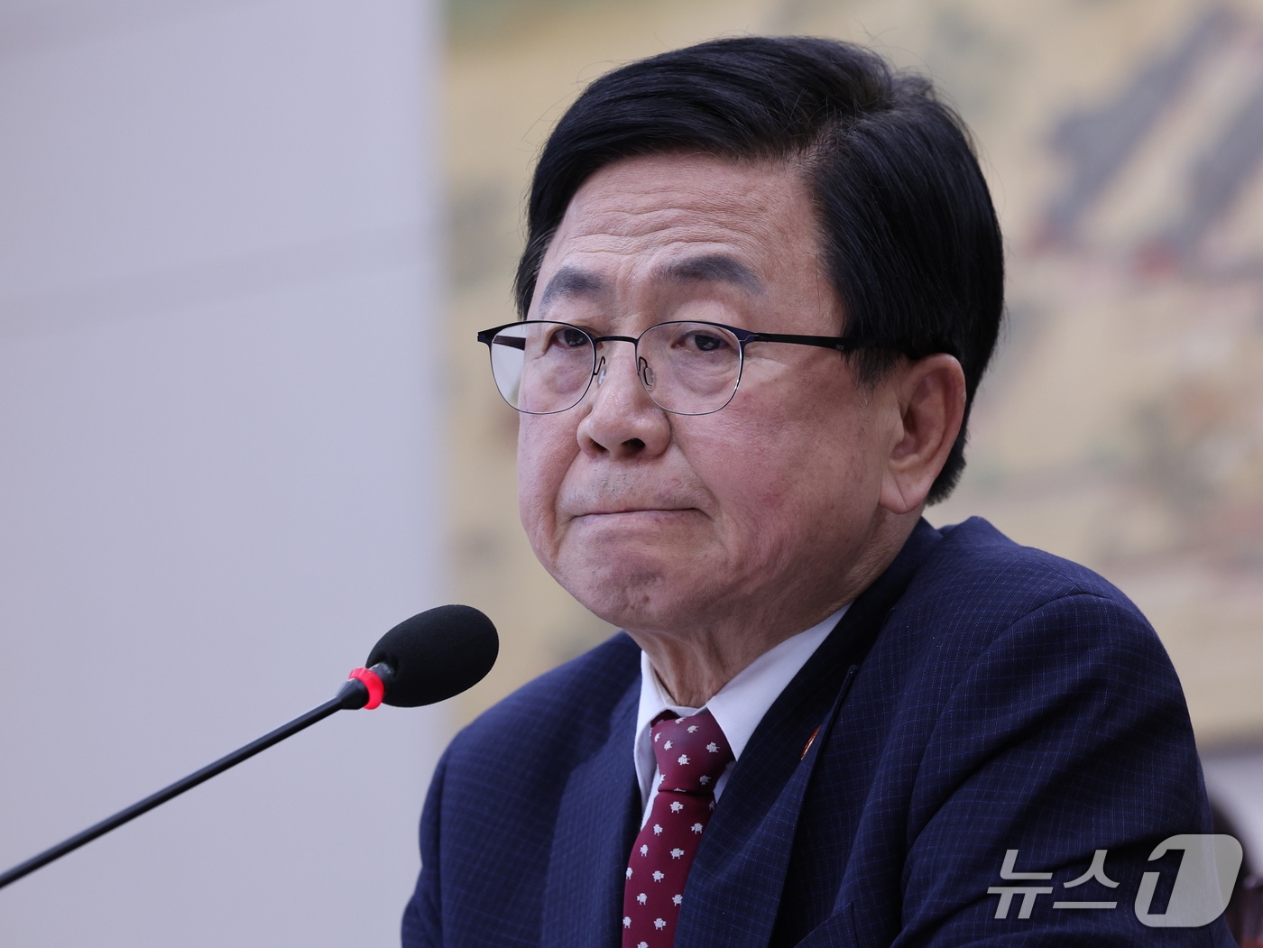 최교진 교육부 장관이 16일 서울 여의도 국회에서 열린 교육위원회 전체회의에서 생각에 잠겨 있다. 최 장관은 이날 대입 수시 원서 접수 시스템 장애 사태와 관련해 오는 23일까지 현장 조사를 진행해 원인을 파악하고 공적 원서 접수 체계 개편도 검토하겠다고 밝혔다. 2026.9.16 ⓒ 뉴스1 박지혜 기자