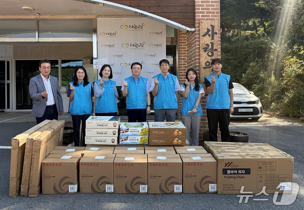 오홍석 한국수자원공사 인재개발원 대외교육처장(가운데)을 비롯한 봉사단원들이 대전 유성구 '사랑의집 양로원'을 찾아 나눔활동을 진행하고 있다. (한국수자원공사 제공. 재판매 및 DB금지) /뉴스1