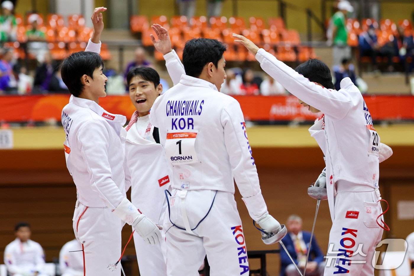 대한민국 전웅태(왼쪽부터), 김영하, 서창완, 이종현이 16일 일본 안조 스포츠 파크에서 열린 근대5종 단체전 금메달을 획득했다.ⓒ 뉴스1 안은나 기자