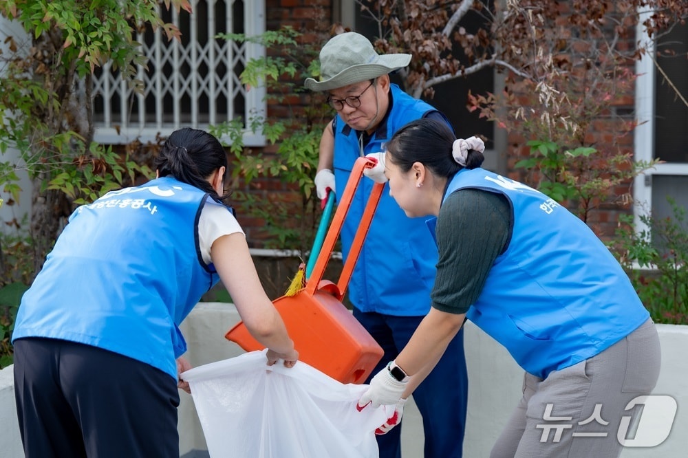 안병길 한국해양진흥공사 사장과 임직원들이 봉사활동을 하는 모습. (해진공 제공. 재판매 및 DB 금지)