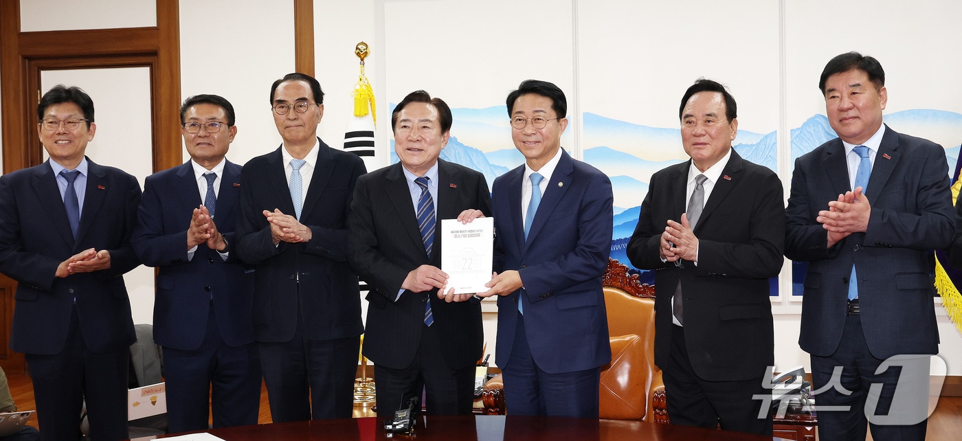 조정식 국회의장과 김기문 중소기업중앙회장을 비롯한 참석자들이 16일 서울 여의도 국회에서 열린 중소기업중앙회 회장단 접견에서 기념촬영을 하고 있다. 2026.9.16 ⓒ 뉴스1 박지혜 기자