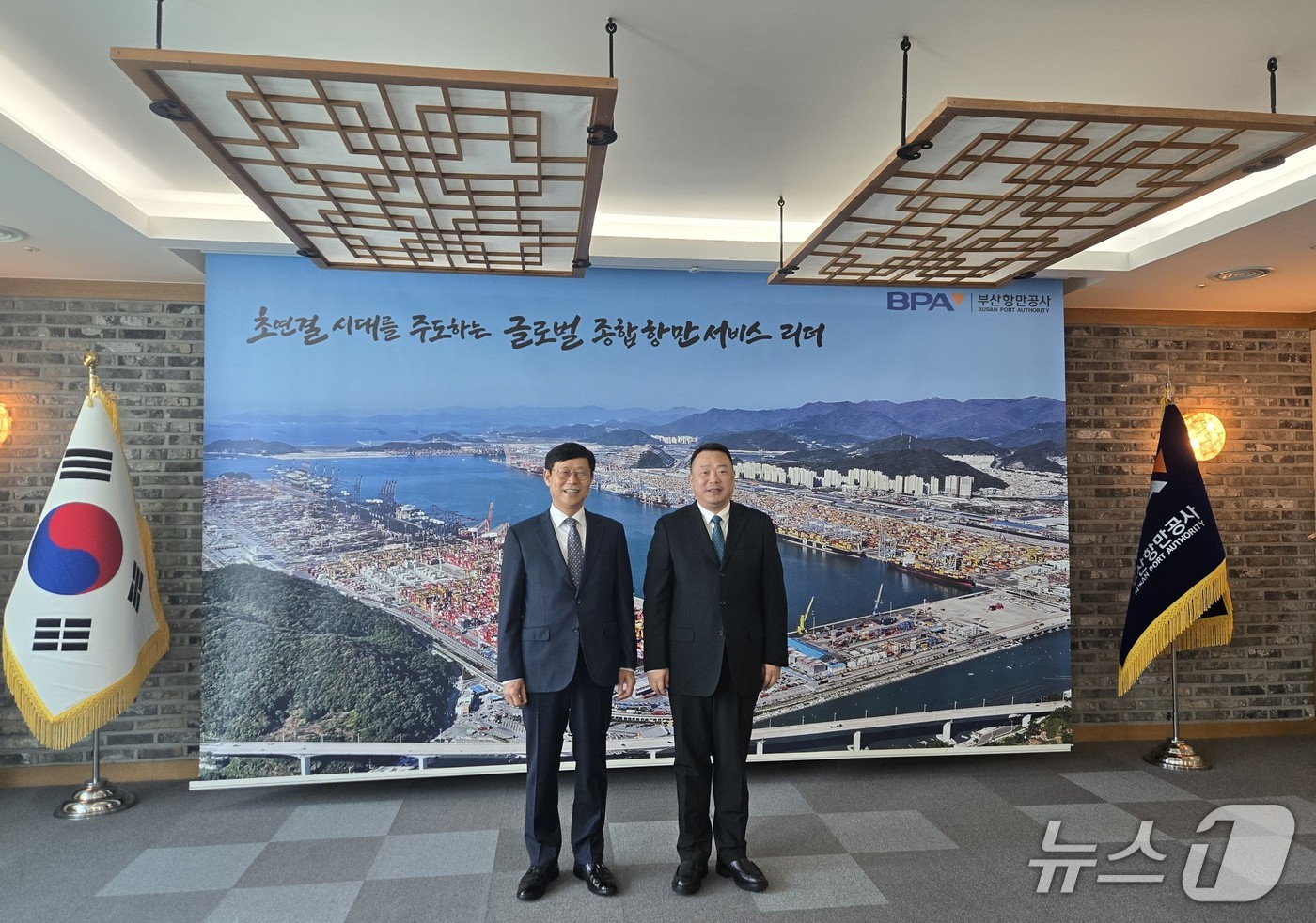 지난 14일 송상근 BPA 사장(왼쪽)과 주먀오 닝보저우산항만그룹 회장이 면담 후 기념 촬영을 하고 있다. (BPA 제공. 재판매 및 DB 금지)