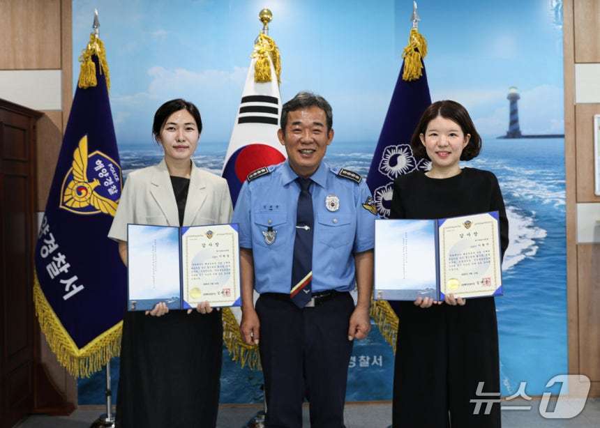 16일 김태균 포항해양경찰서장이 대구파티마병원 이희경(왼쪽)·이현주 간호사에게 생명을 구한 공로로 감사장을 수여했따.(포항해경 제공. 재판매 및 DB 금지)2026.9.16/뉴스1