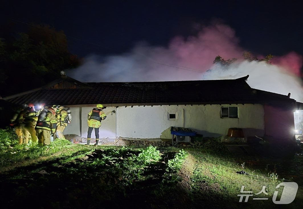 16일 오후 6시31분쯤 경북 청송군 안덕면 명당리의 한 단독주택에서 불이 나 진화 대원들이 불을 끄고 있다.(경북소방본부 제공. 재판매 및 DB 금지)2026.9.17/뉴스1