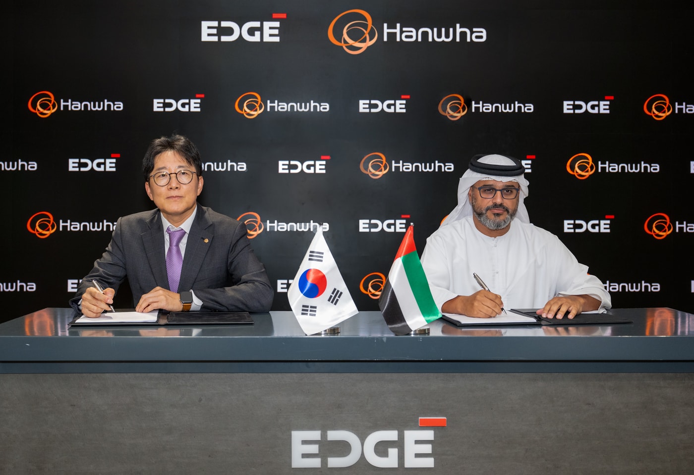  양기원 한화시스템 대표(좌측)와 하마드 알 마라르(Hamad Al Marar) 에지 그룹 최고경영자(CEO)가 통합대공망 구축사업에 대한 주요조건합의서 체결 후 기념사진을 찍고 있다. (한화시스템 제공)