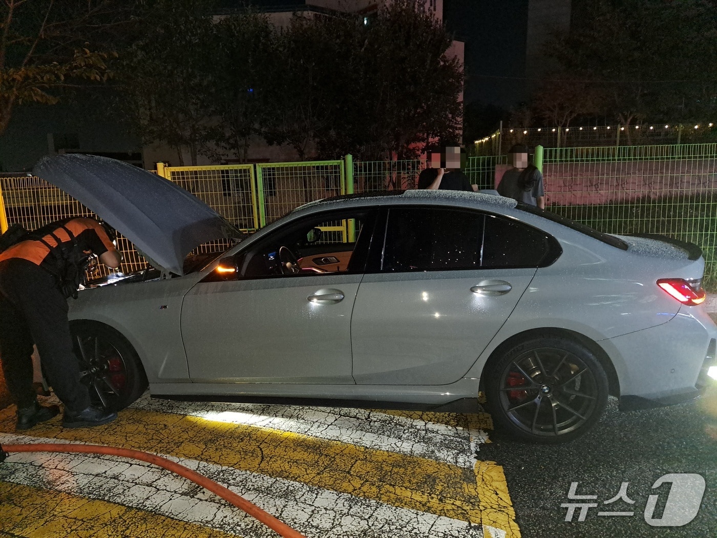 부산 감전동 도로에서 화재가 발생한 BMW 차량.(부산재난소방본부 제공. 재판매 및 DB 금지)