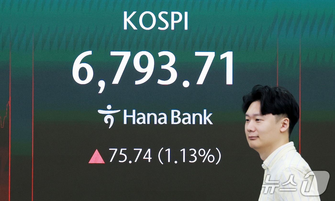 17일 서울 중구 하나은행 딜링룸 전광판에 코스피 지수 등 시황이 표시되고 있다. 2026.9.17 ⓒ 뉴스1 이호윤 기자