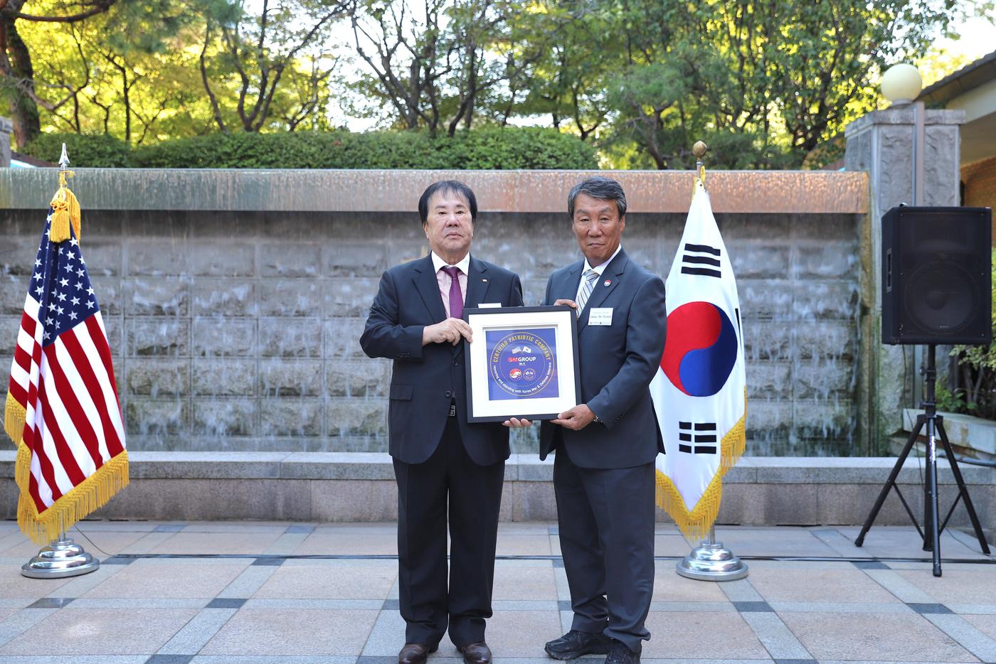 우오현 SM그룹 회장(왼 )과 임호영 한미동맹재단 회장(전 한미연합군사령부 부사령관)이 지난 16일 서울 용산구 드래곤힐 세이블스에서 열린 한미동맹재단∙주한미군전우회 후원기업 간담회에서 후원기업인증패를 들고 기념촬영을 하고 있다.(SM그룹 제공) 