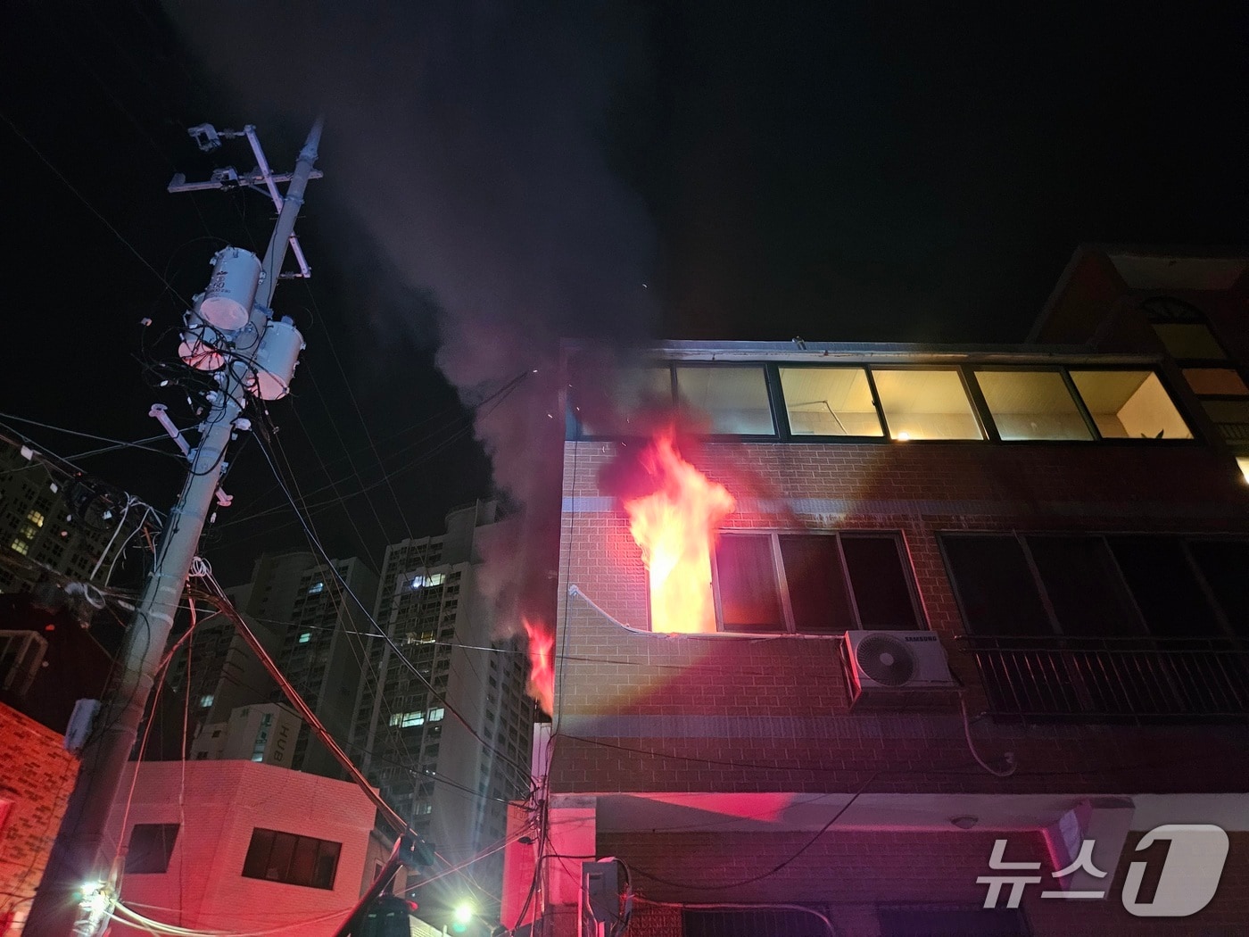 17일 오전 1시 31분쯤 부산 부산진구 전포동의 한 3층짜리 다가구주택 2층에서 불이 났다. 사진은 화재 현장 모습. (부산소방재난본부 제공. 재판매 및 DB금지)