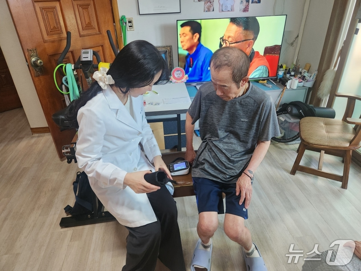 밀양시 지역사회 통합돌봄 사업 협력 병원 의료진이 퇴원 후 자택에서 생활하는 환자를 찾아 건강을 확인하고 있다.(밀양시 제공. 재판매 및 DB 금지)