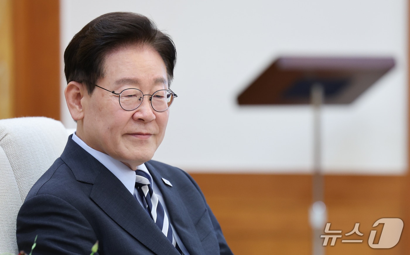 이재명 대통령이 17일 청와대에서 파티 비롤 국제에너지기구(IEA) 사무총장을 접견, 발언을 듣고 있다. 2026.9.17 ⓒ 뉴스1 이재명 기자