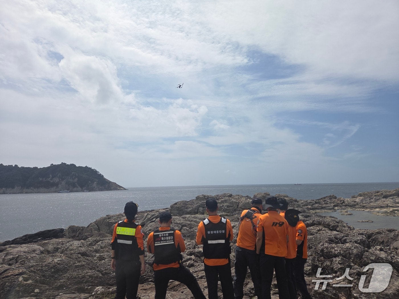 17일 오전 제주 해상에서 사라진 스쿠버다이버 2명을 수색 중인 소방당국.(제주도소방안전본부 제공. 재판매 및 DB 금지)