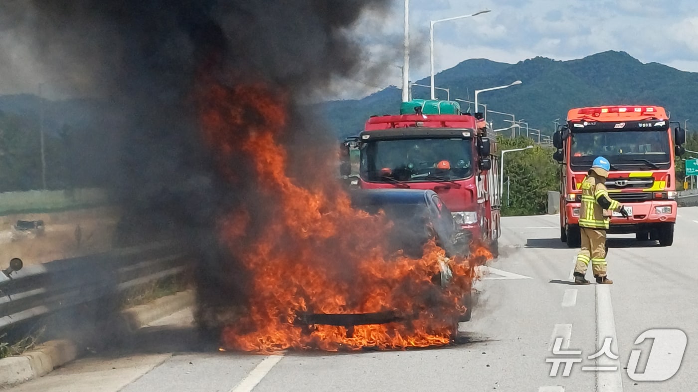 17일 낮 12시 41분쯤 전남광주 장성군 장성읍 성산리 고창담양고속도로(광주 방향)를 달리던 한 승용차에서 화재가 발생했다.(전남광주통합소방본부 제공. 재판매 및 DB 금지) 2026.9.17 ⓒ 뉴스1 안재영 기자
