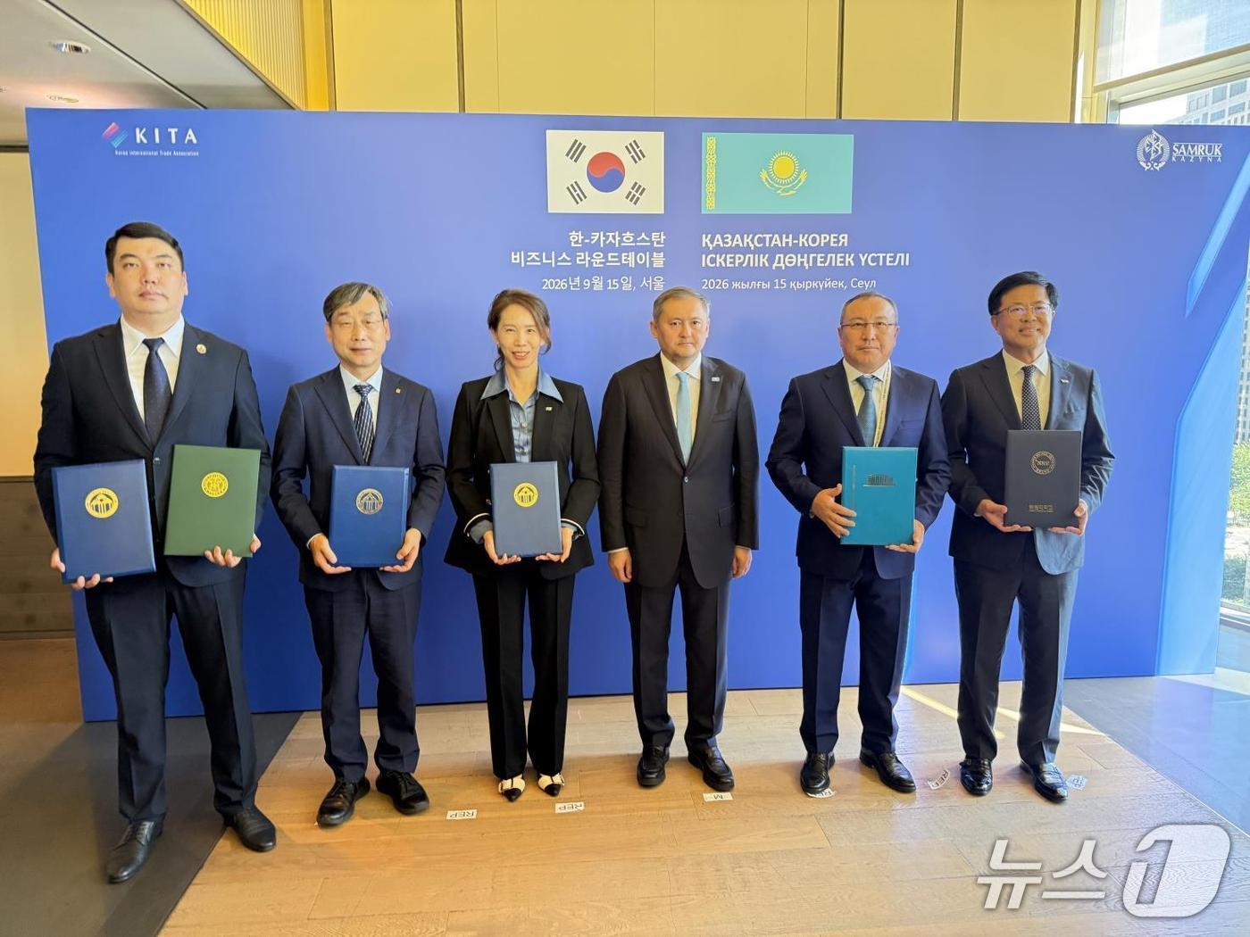 국립한밭대학교와 카자흐스탄 대학 및 교육기관 대표들이 함께 업무협약 후 기념촬영을 하고 있다. 왼쪽에서 두 번째가 국립한밭대학교 오용준 총장. (국립한밭대학교 제공. 재판매 및 DB금지) /뉴스1
