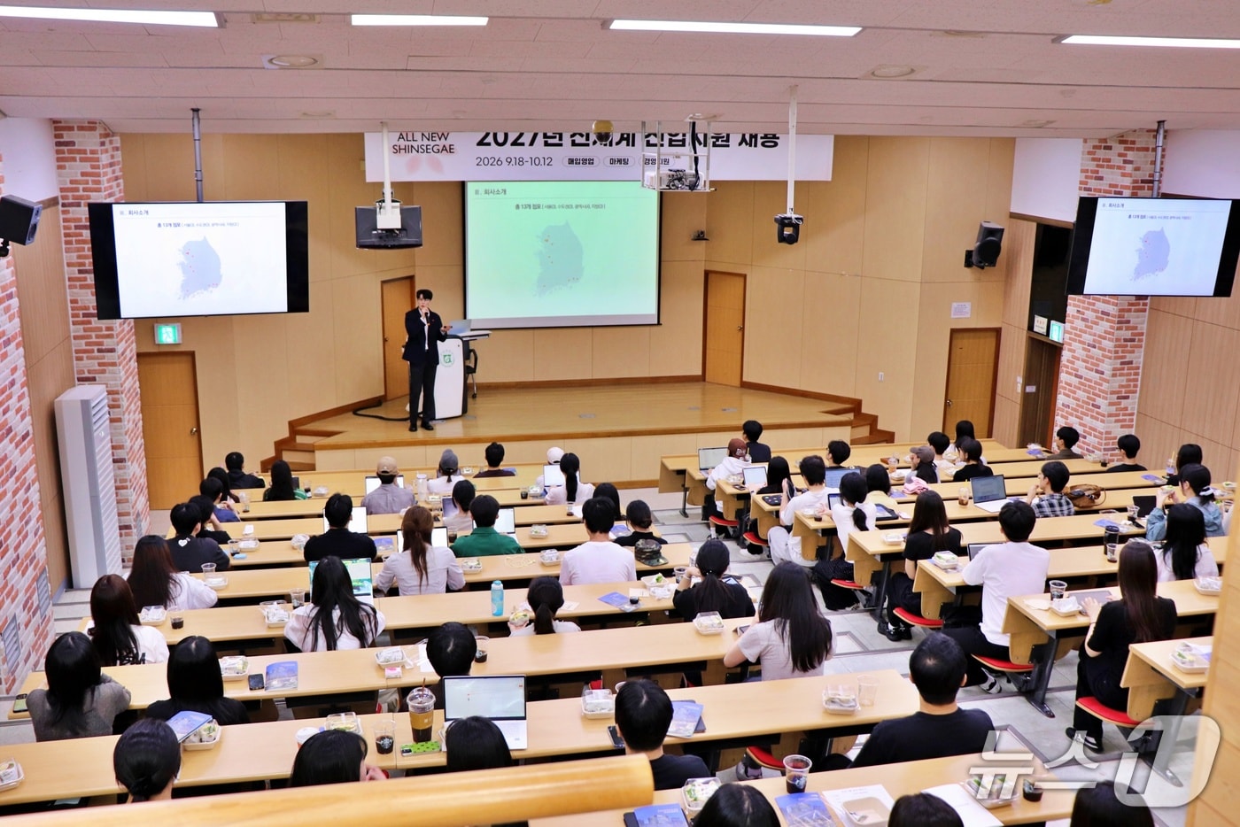 17일 전남대학교 도서관 별관에서 진행된 '캠퍼스 리크루팅'에서 광주신세계 인사팀 소속 현직자가 취업 준비생에게 신세계에 대해 설명하고 있다. (광주신세계 제공. 재판매 및 DB 금지)
