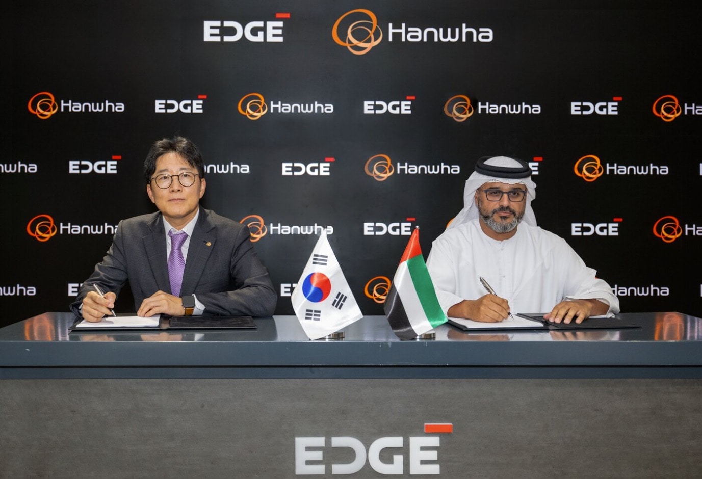 양기원 한화시스템 대표(좌측)와 하마드 알 마라르(Hamad Al Marar) 에지 그룹 최고경영자(CEO)가 통합대공망 구축사업에 대한 주요조건합의서 체결 후 기념사진을 찍고 있다. (한화시스템 제공)/뉴스1