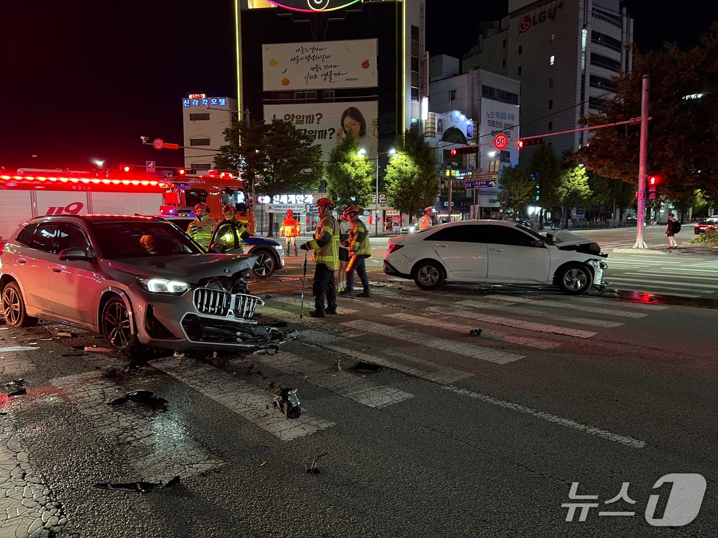 18일 오전 0시 22분쯤 전남광주 서구 광천동 광천사거리에서 신호를 위반하고 직진하던 차가 좌회전 중이던 차를 들이받았다. (전남광주소방본부 제공. 재판매 및 DB 금지)