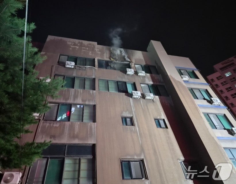18일 오전 3시9분께 대전 유성구 봉명동의 한 숙박업소에서 불이 나 50분 만에 꺼졌다.(대전소방본부 제공) /뉴스1