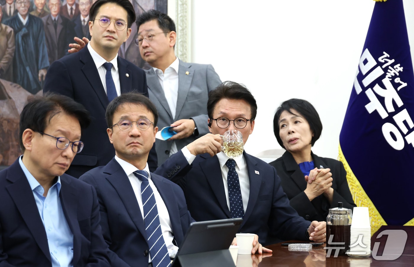 김민석 더불어민주당 대표와 한병도 원내대표를 비롯한 지도부가 18일 서울 여의도 국회에서 이재명 대통령 기자회견을 시청하고 있다. (공동취재) 2026.9.18 ⓒ 뉴스1 유승관 기자