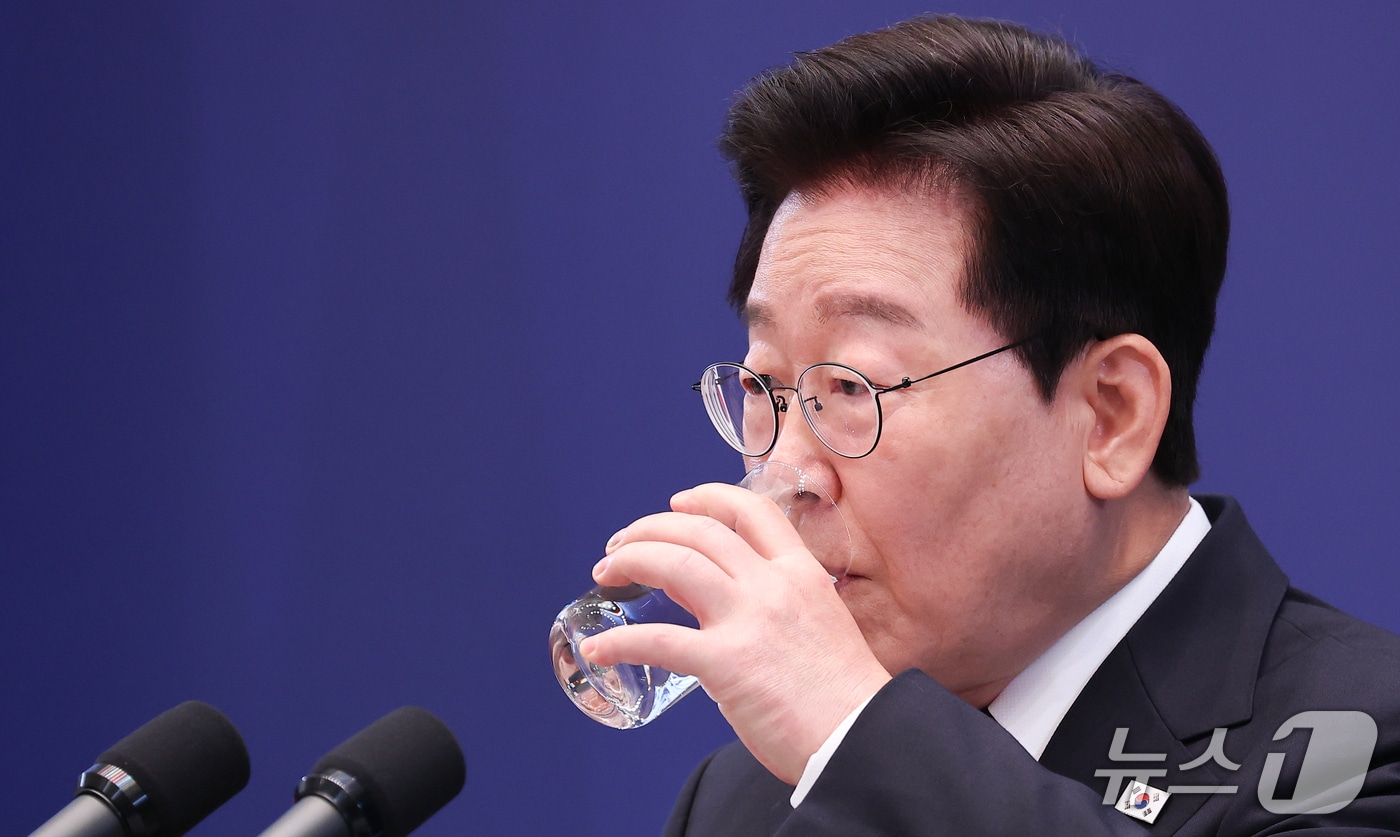 이재명 대통령이 18일 청와대 영빈관에서 열린 현안 기자회견에서 기자들의 질문을 들으며 물을 마시고 있다. (청와대통신사진기자단) 2026.9.18 ⓒ 뉴스1 허경 기자