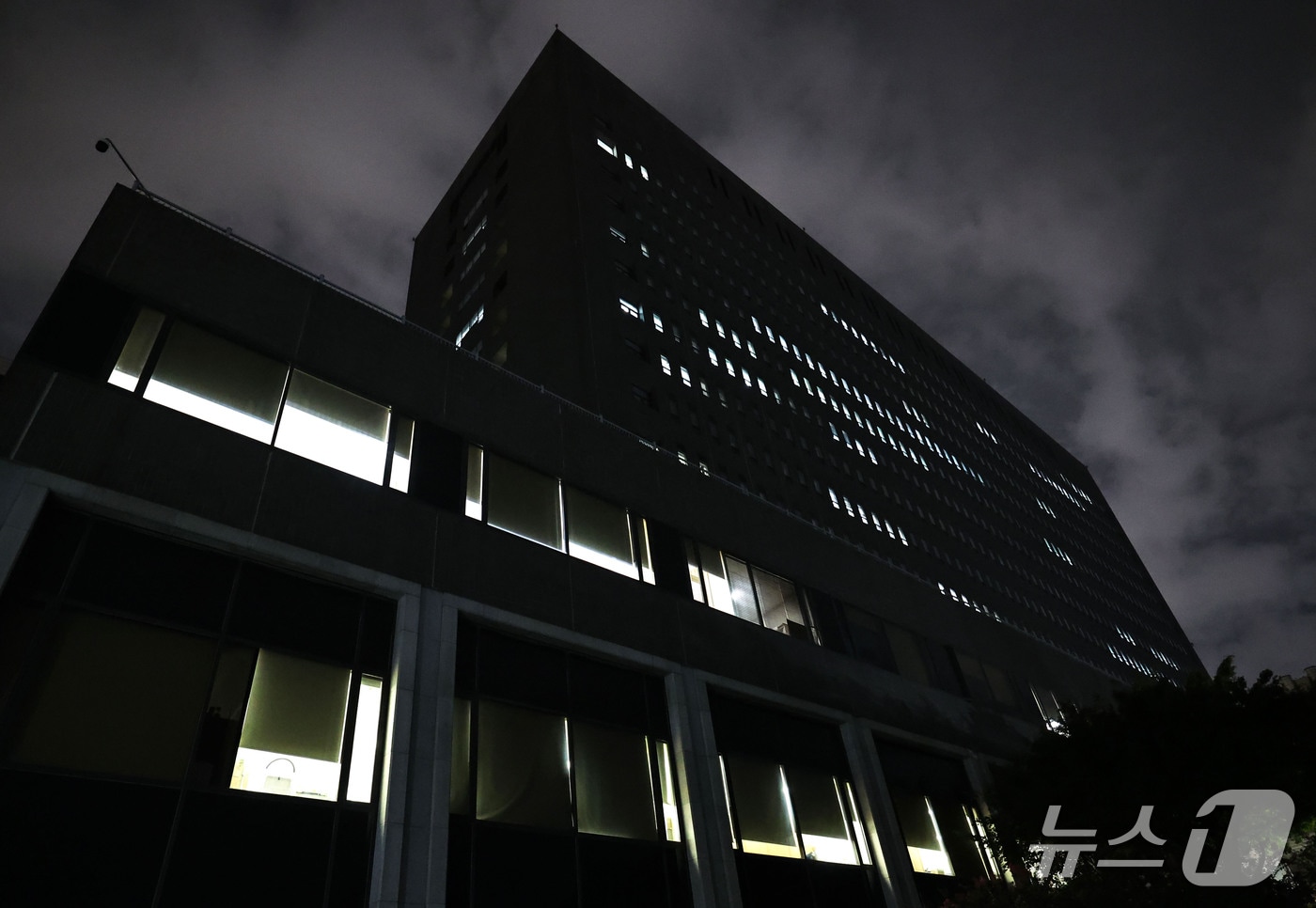 지난 17일 밤 서울 서초구 서울중앙지검에 불이 켜져 있다. 2026.9.18 ⓒ 뉴스1 이종수 기자