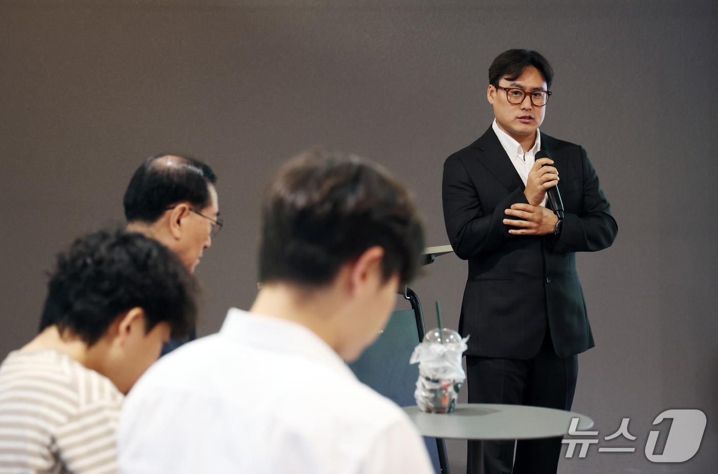 "닭 기침까지 듣는다"...농장 누비는 AI 로봇, '무인농장' 성큼 - 뉴스 썸네일 이미지