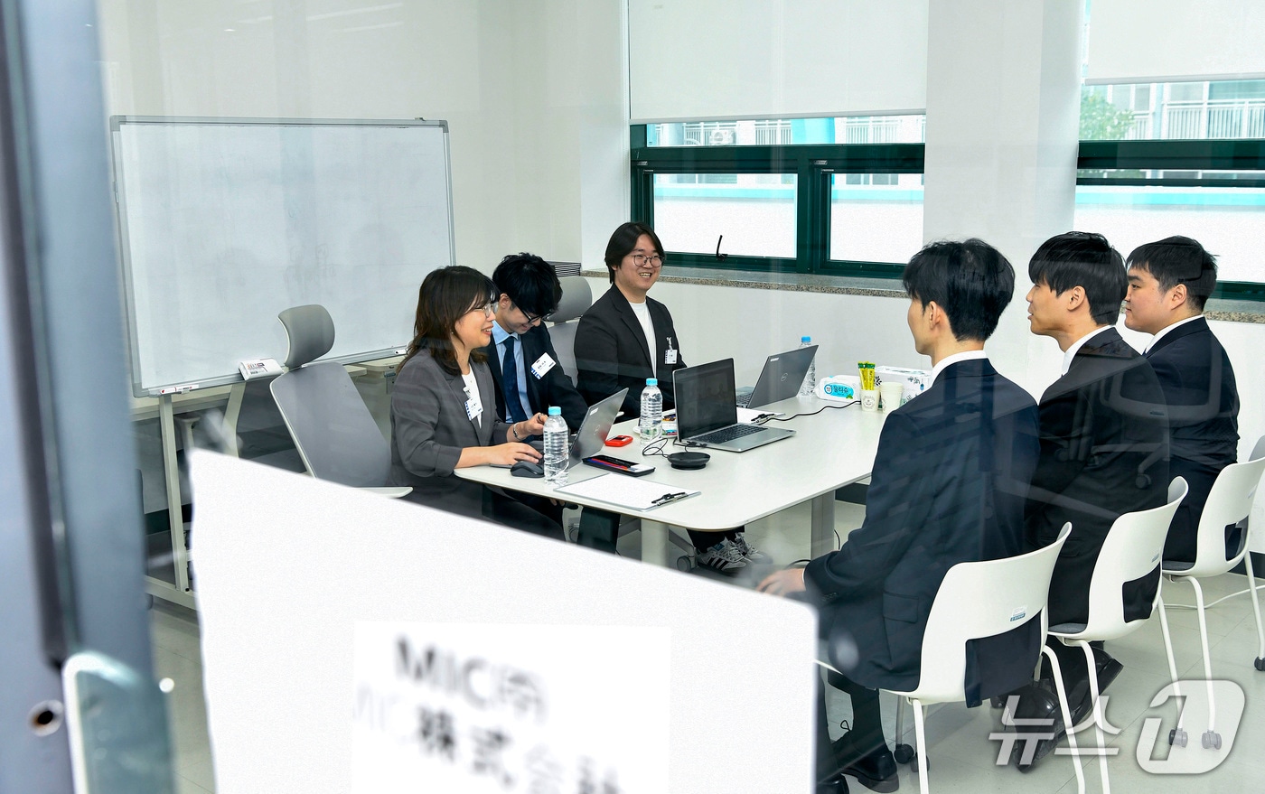 대구 영진전문대에서 열린 '2026 글로벌 취업페어'에 참여한 일본 ㈜MIC 관계자들(왼쪽)이 채용 면접을 진행하고 있다. (영진전문대 제공. 재판매 및 DB 금지)