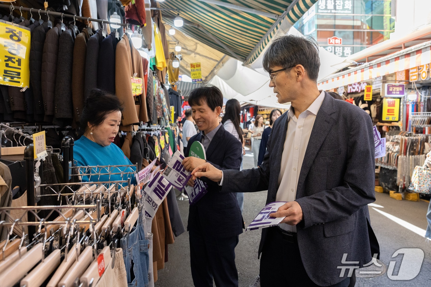 서울시와 중구청, 남대문시장 상인회가 폐비닐 분리배출 캠페인을 열었다. 2026.9.20./ⓒ뉴스1 (서울시 제공)