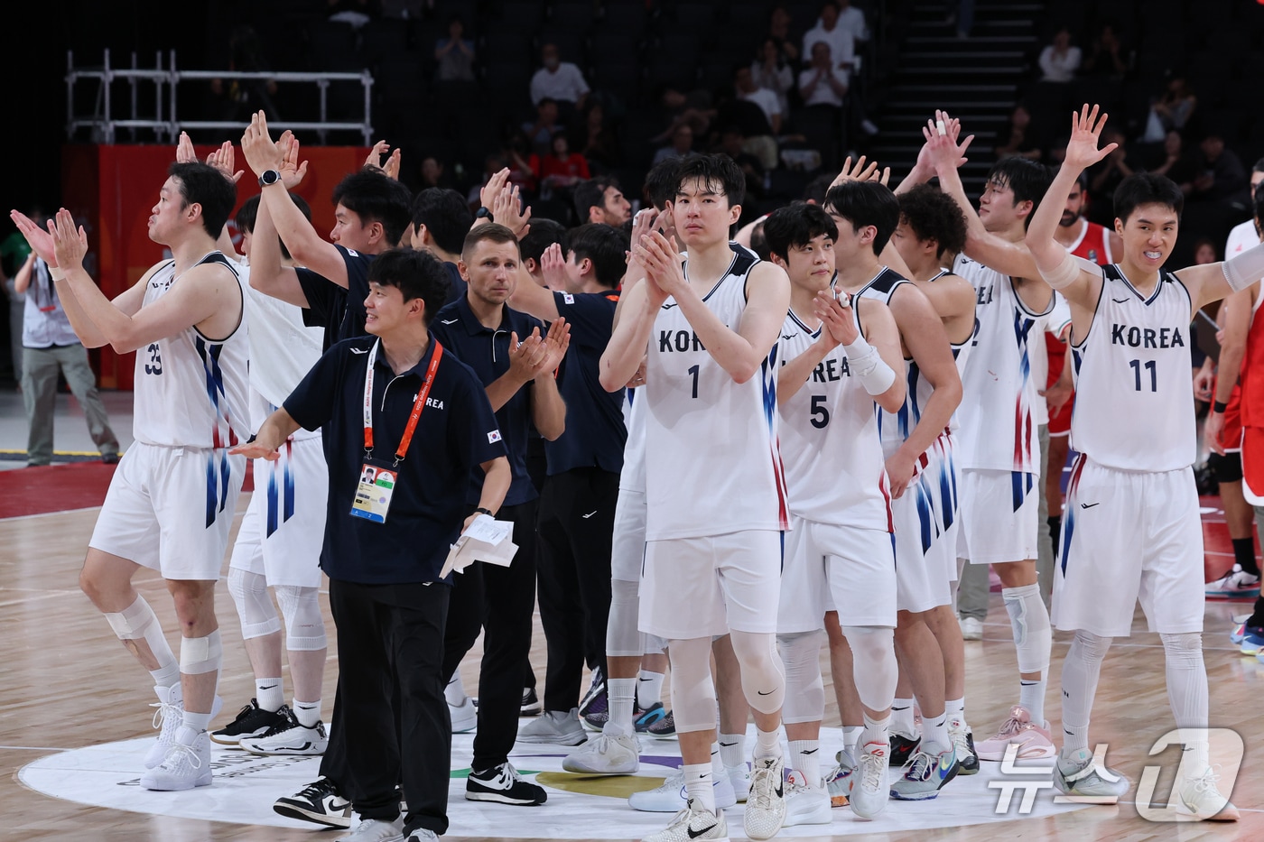 18일 일본 나고야 아이치인터내셔널 아레나에서 열린 2026 아이치·나고야 아시안게임 남자농구 준결승 대한민국과 이란의 경기, 77-51로 승리를 거둔 한국 선수들이 기뻐하고 있다. 2026.9.18 ⓒ 뉴스1 안은나 기자