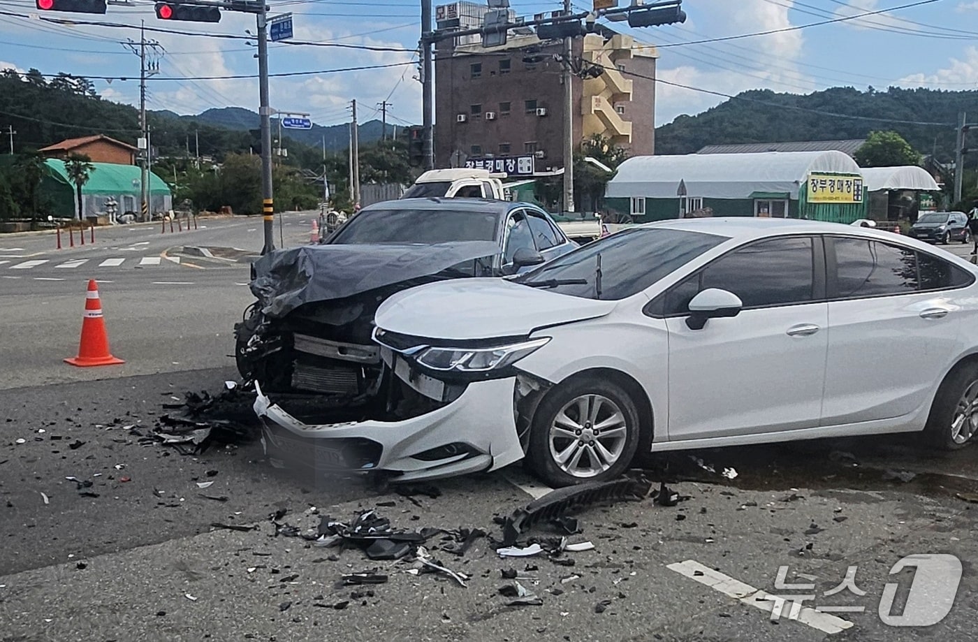 18일 오후 1시 59분쯤 전남광주 무안군 청계면 한 삼거리에서 비보호 좌회전 중인 외제 승용차량과 반대 방향에서 직진하던 승용차가 충돌했다. (전남광주통합소방본부 제공. 재판매 및 DB금지)