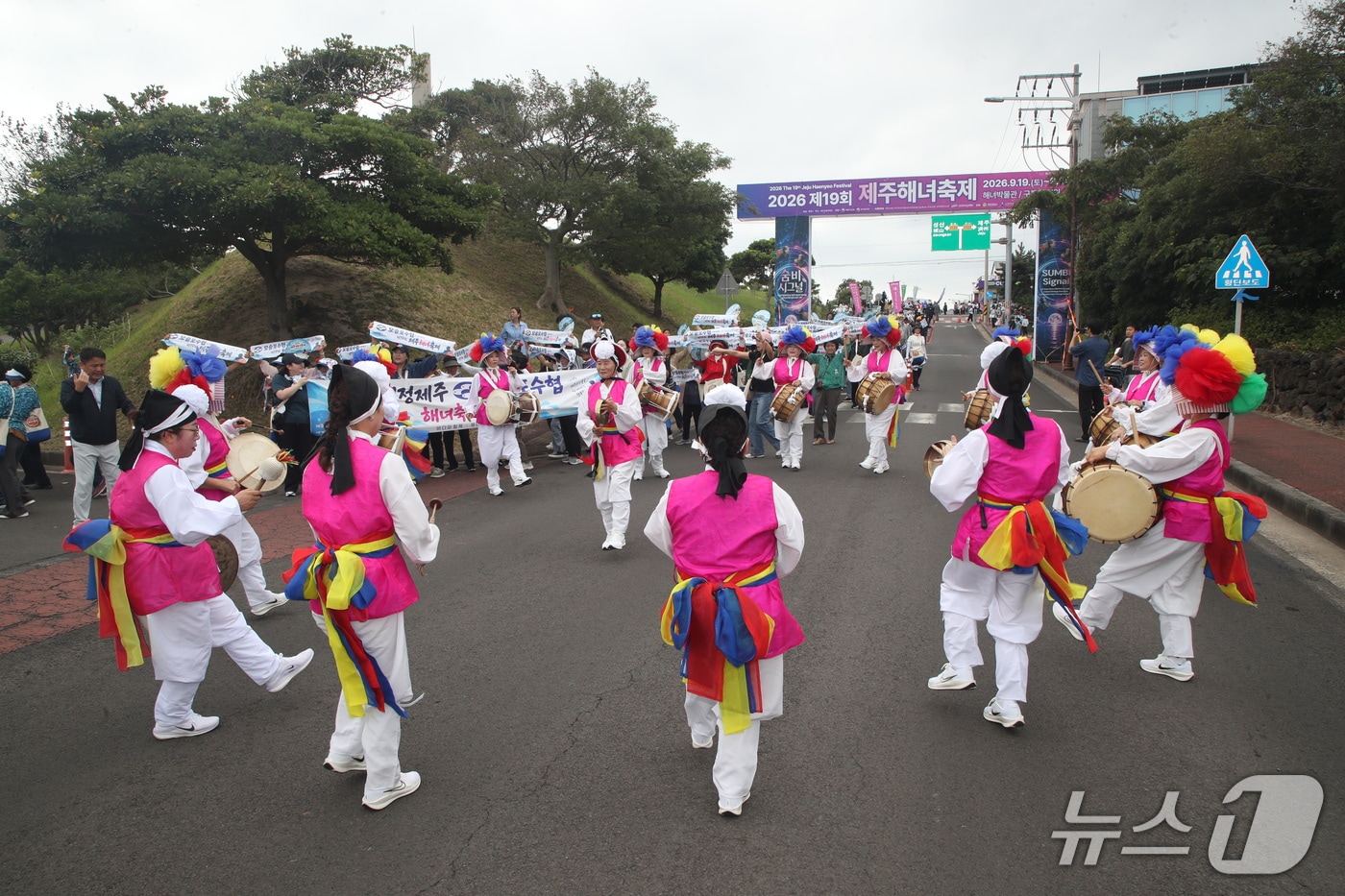 해녀의 날인 19일 오전 제주시 구좌읍 제주해녀박물관 앞에서 제19회 제주해녀축제 개막을 기념하는 거리 퍼레이드가 펼쳐지고 있다. 2026.9.19 ⓒ 뉴스1 오미란 기자