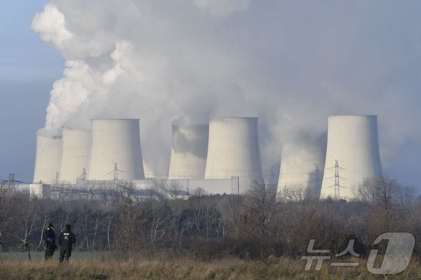 2019년 11월 30일, 독일 동부 옌슈발데 발전소 인근에서 경찰관들이 경비를 서고 있다.ⓒ AFP=뉴스1