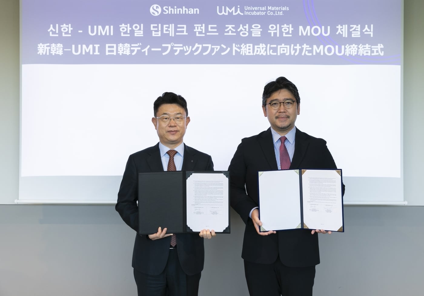 지난 8월 19일 신한투자증권 장호식 CIB1그룹 대표(왼쪽)가 UMI 벤처스 쇼스케 키바 대표와 일본 도쿄에서 열린 MOU 체결식을 기념해 사진촬영을 하고 있다(신한투자증권 제공). ⓒ 뉴스1
