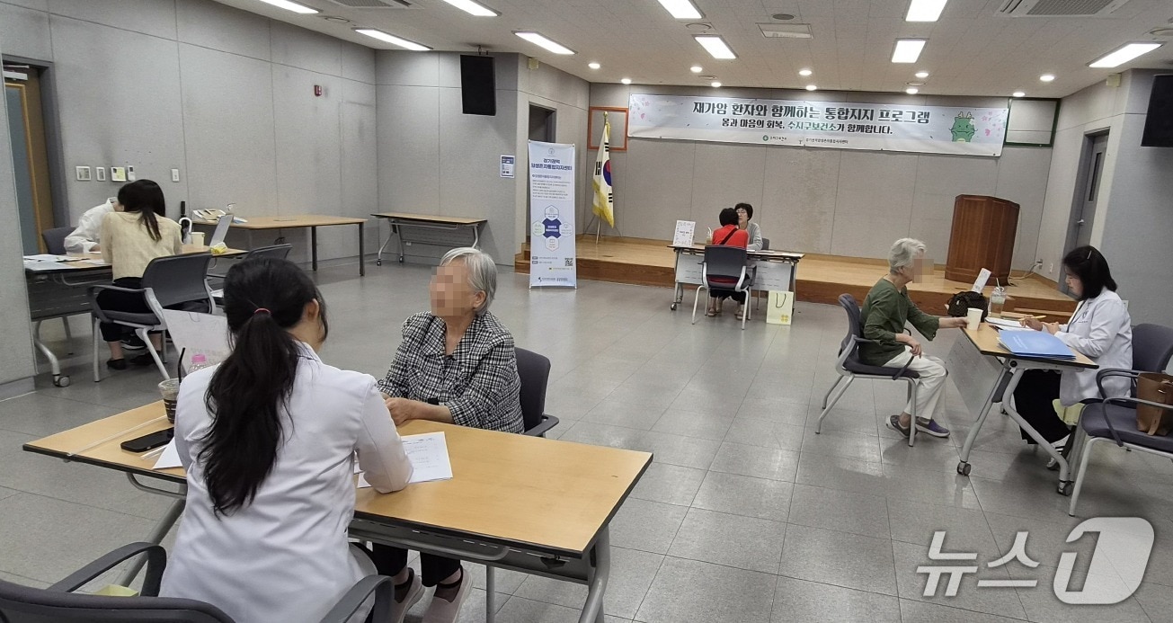 수지구보건소가 지난 1일 재가암환자를 대상으로 상담을 하고 있는 모습.(용인시 제공)
