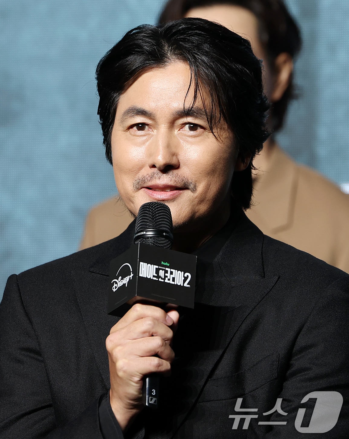 배우 정우성이 2일 서울 영등포구 콘래드서울호텔 그랜드볼룸에서 진행된 디즈니+ 오리지널 시리즈 '메이드 인 코리아2' 제작발표회에 참석해 취재진 질문에 답변하고 있다. '메이드 인 코리아2'는 10.26 사태에서 12.12 군사반란으로 이어지는 한국 근현대사의 굵직한 사건들을 기반으로 창작한 '팩션' 시대물로 오는 9일 공개한다. 2026.9.2 ⓒ 뉴스1 김진환 기자