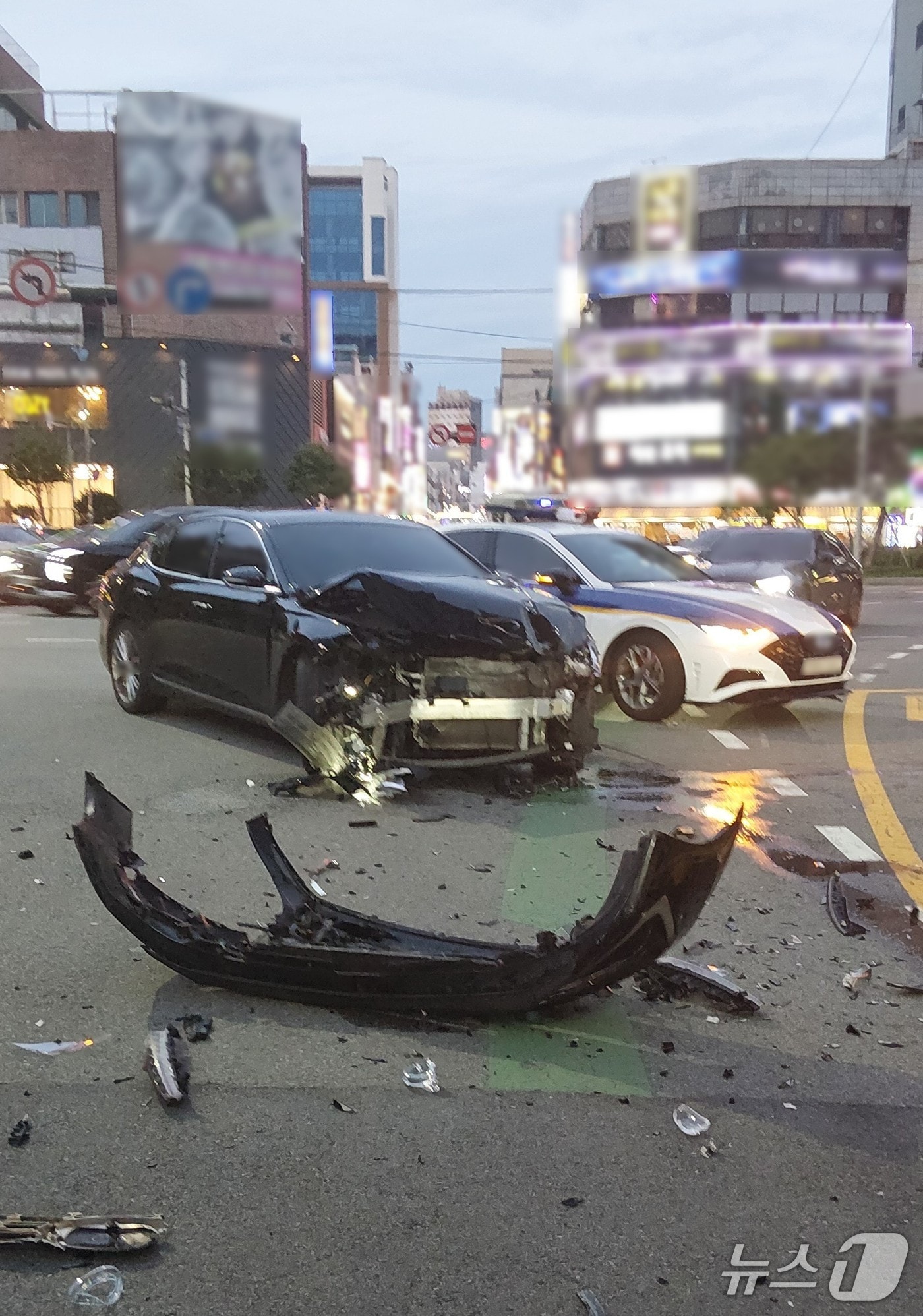 1일 오후 6시 50분쯤 부산 중구 부평교차로 인근 교통사고 현장. (부산 중부경찰서 제공. 재판매 및 DB 금지)