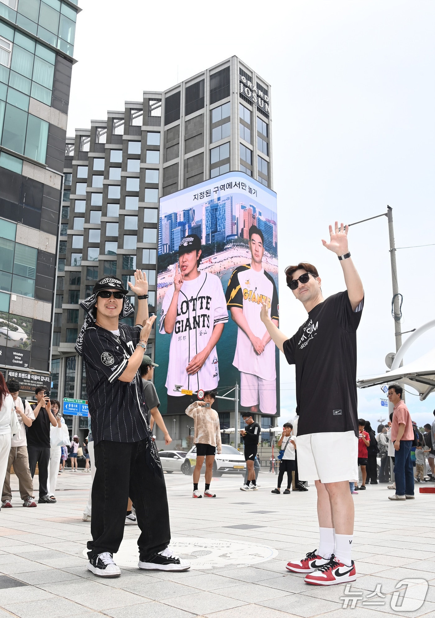 해운대구 홍보대사로 활동 중인 예능인 하하(왼쪽)와 한상진 배우.(해운대구 제공. 재판매 및 DB금지)