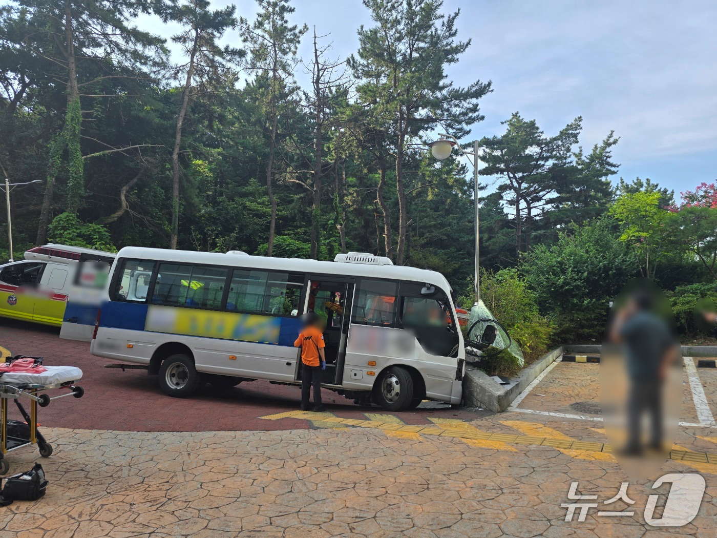 2일 부산 사하구 동아대학교 캠퍼스를 운행하는 순환버스가 내리막길을 주행하다 사고가 난 모습 (경찰 제공. 재판매 및 DB금지)