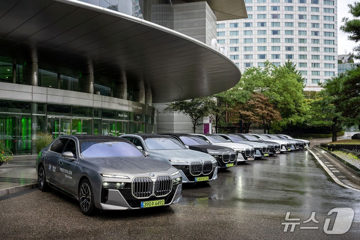 아트페어 '프리즈 서울 2026'에 투입되는 BMW코리아의 VIP 대상 공식 셔틀 서비스 차량(BMW코리아 제공)