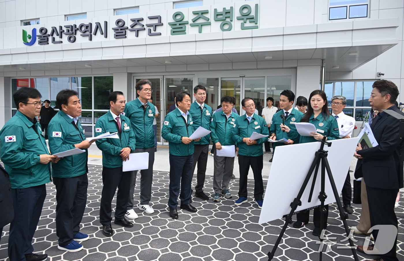 2일 진료 개시를 앞둔 울주병원을 찾은 정우식 의장을 비롯한 울주군의회 의원들이 병원 관계자로부터 준비상황을 보고받고 있다. (울주군의회 제공. 재판매 및 DB 금지) /뉴스1