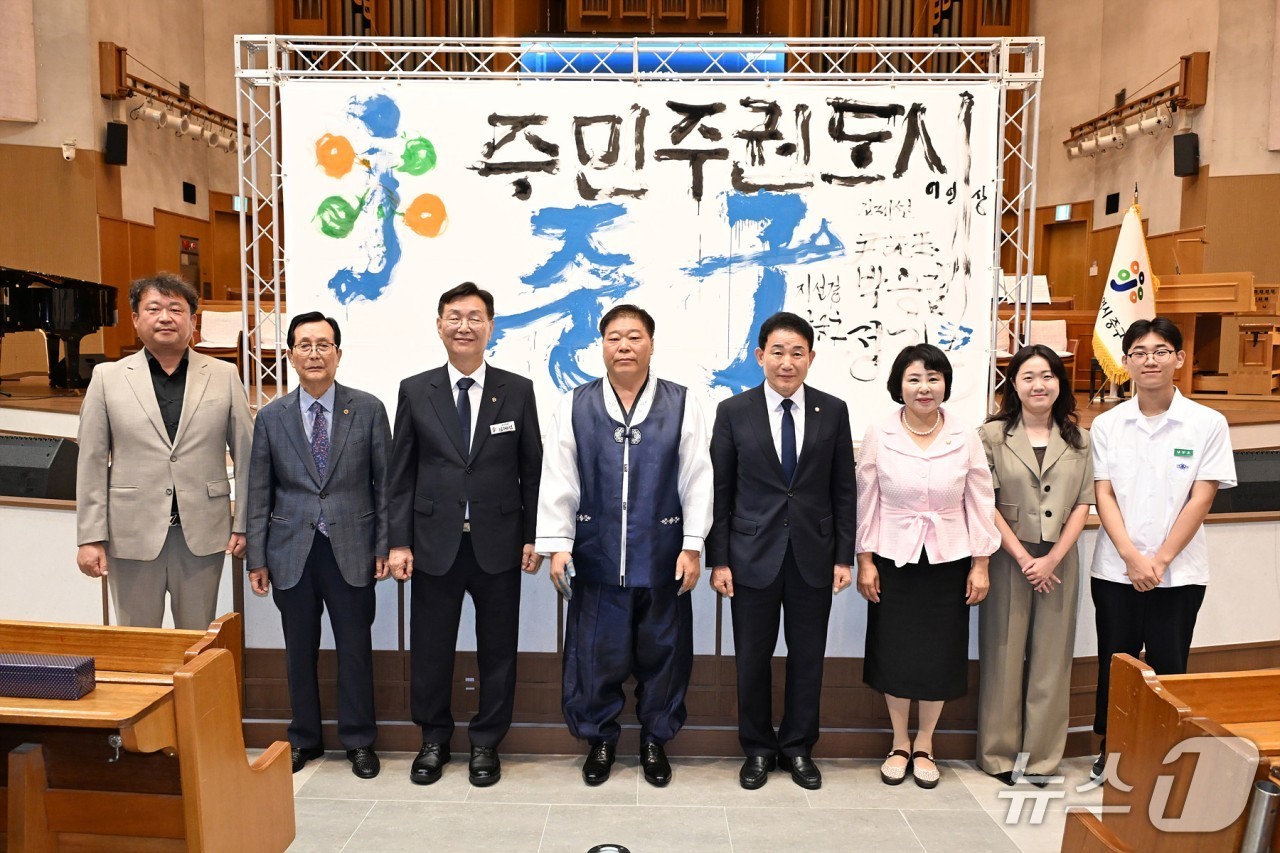 김제선 중구청장이 중구민의 날 기념식에서 참석자와 기념촬영 하고 있다.(중구 제공. 재판매 및 DB금지)