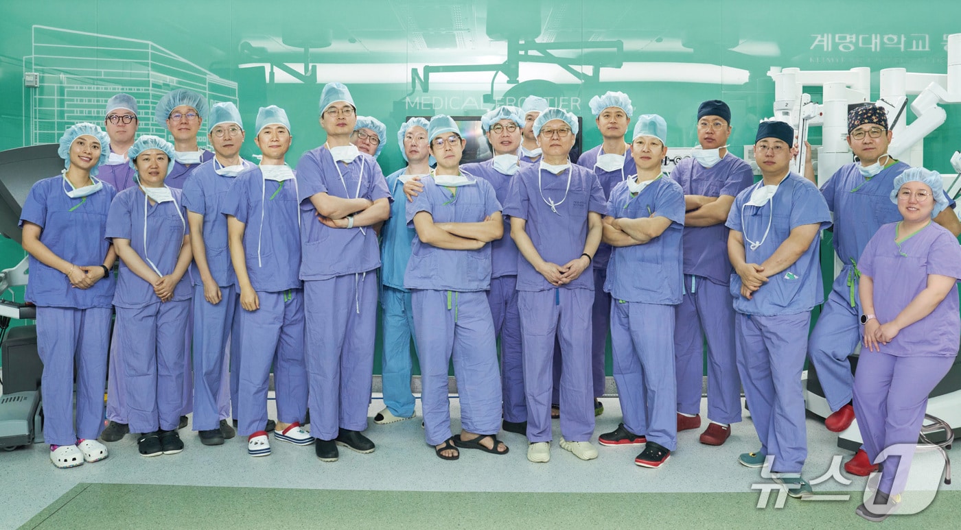 계명대 동산병원 로봇수술센터가 비수도권 의료기관 가운데 처음으로 누적 로봇수술 1만례를 달성했다. 사진은 로봇수술센터 의료진. (계명대 동산병원 제공. 재판매 및 DB 금지)/뉴스1