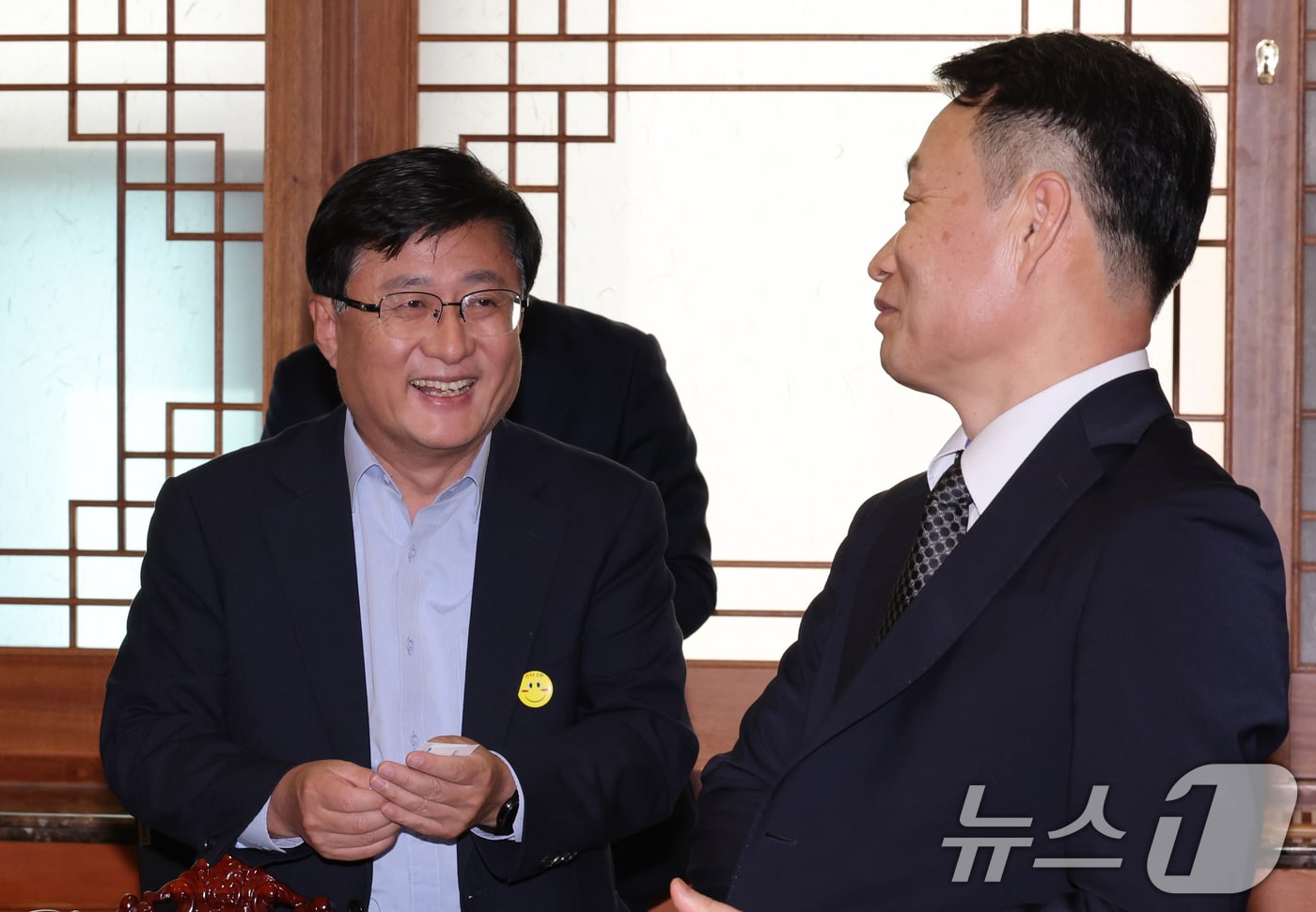 김성환 기후환경에너지부 장관이 서울 종로구 정부서울청사에서 열린 해상풍력발전위원회 회의에 앞서 참석자들과 인사를 나누고 있다. 2026.9.2 ⓒ 뉴스1 이종덕 기자