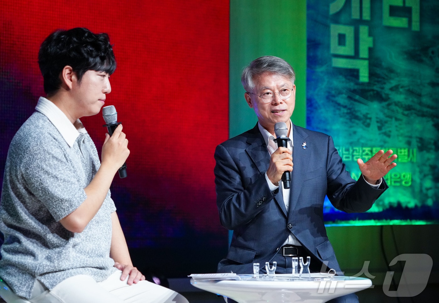 민형배 전남광주통합특별시장이 2일 오전 북구 전남대학교에서 열린 '호남권 반도체 클러스터 붐업 토크콘서트'에 참석해 과학 유튜버 궤도와 '반도체 클러스터 조성 필요성과 미래산업 육성방향'을 공유하고 있다.(전남광주통합특별시 제공. 재판매 및 DB금지)