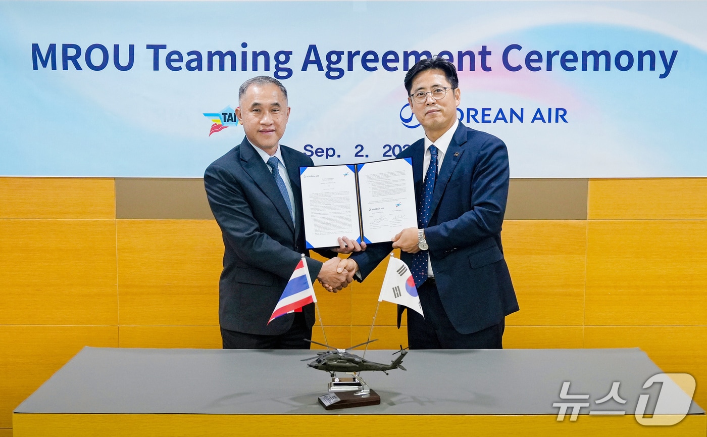 대한항공이 태국 국영 항공 정비 전문 기업 TAI(Thai Aviation Industries)와 손잡고 동남아 항공 정비(MRO) 시장 진출을 본격화한다.사진은 서명식에 참석한 조현철 대한항공 군용기사업부 부서장(오른쪽), 피분 워라완쁘리차 TAI 대표(왼쪽)가 기념사진을 촬영하는 모습. (대한항공 제공)