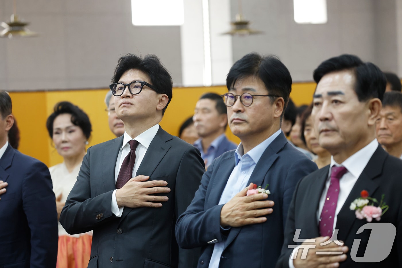 한동훈 무소속 의원과 김종혁 국민의힘 경기고양시병 당협위원장이 2일 전남광주통합특별시 서구 홀리데이인 호텔에서 열린 김화진 국민의힘 전남광주통합특별시당 위원장(사진 왼쪽부터) 취임식에 참석해 국민의례를 하고 있다. 2026.9.2 ⓒ 뉴스1 김태성 기자