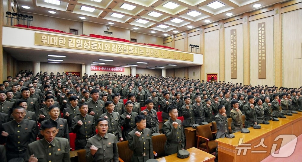 (평양 노동신문=뉴스1) = 북한 노동당 기관지 노동신문은 20일 "당중앙위원회 제9기 제2차 전원회의 결정을 받들고 석탄공업부문에 대한 전사회적인 관심과 지원 열의가 더욱 고조되는 속에 수도의 간부들과 당원들과 근로자들이 자립경제발전의 전초기지로 애국의 보무를 힘차게 내짚었다＂고 보도했다. [국내에서만 사용가능. 재배포 금지. DB 금지. For Use Only in the Republic of Korea. Redistribution Prohibited] rodongphoto@news1.kr