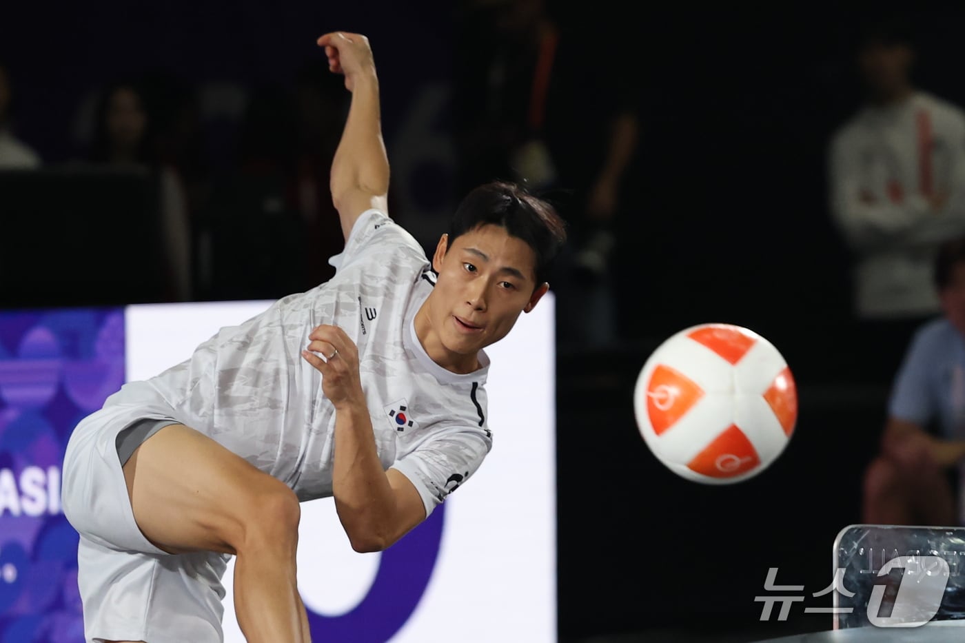 대한민국 이준석이 20일 일본 나고야 히가시 스포츠센터에서 열린 2026 아이치·나고야 아시안게임 테크볼 남자 단식 결승전에서 이라크의 알렐야위와 맞대결을 펼치고 있다. 2026.9.20 ⓒ 뉴스1 안은나 기자
